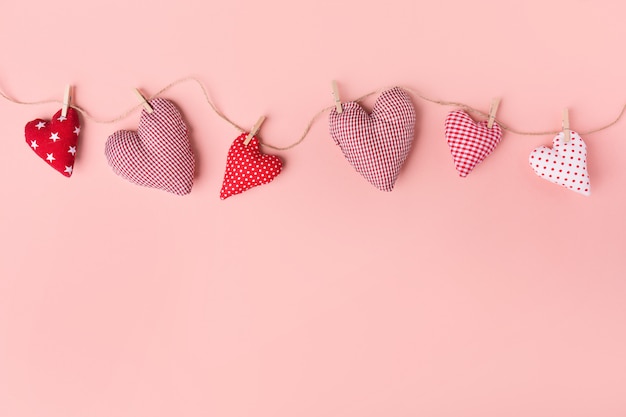 Corazones del día de tarjetas del día de San Valentín de la materia textil en rosa