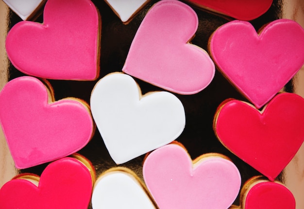 Foto gratuita corazones de galleta de colores en forma de amor decorativo enamorado san valentín