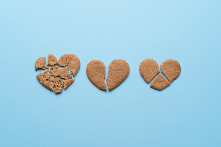 Foto gratuito corazones de galleta rotos planos