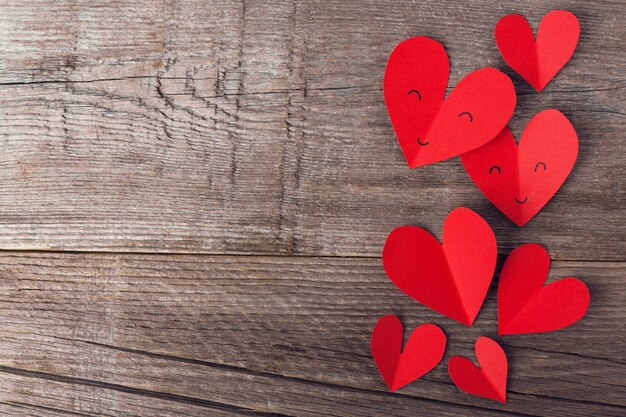 Corazones de papel del día de San Valentín en madera