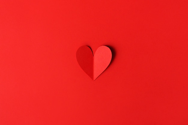 Corazones de papel día de San Valentín en rojo