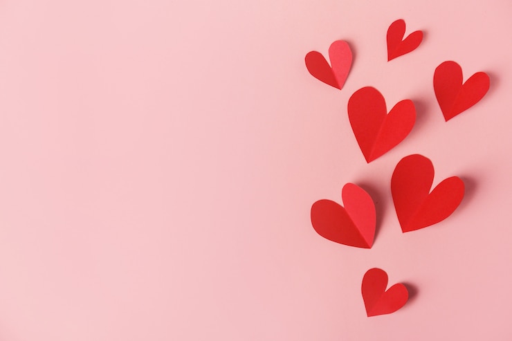Foto gratuito corazones de papel del día de san valentín en rosa
