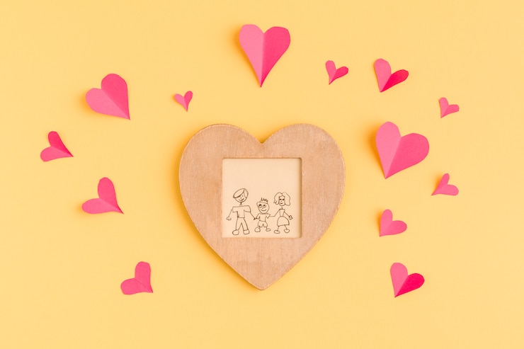 Foto gratuito corazones de papel y marco con pintura.
