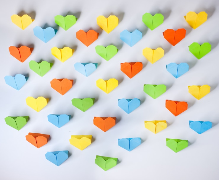 Foto gratuito corazones de papel para el origami