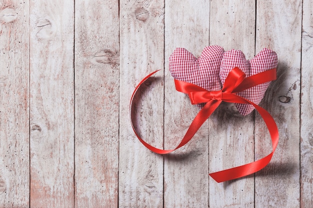 Corazones de peluche encima de una mesa de madera