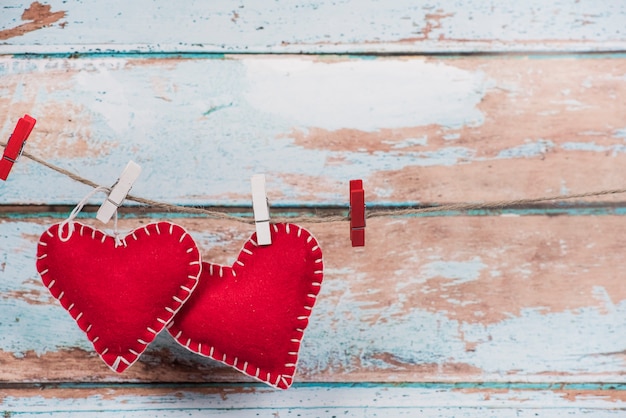 Corazones de peluche prendidos a la cuerda.