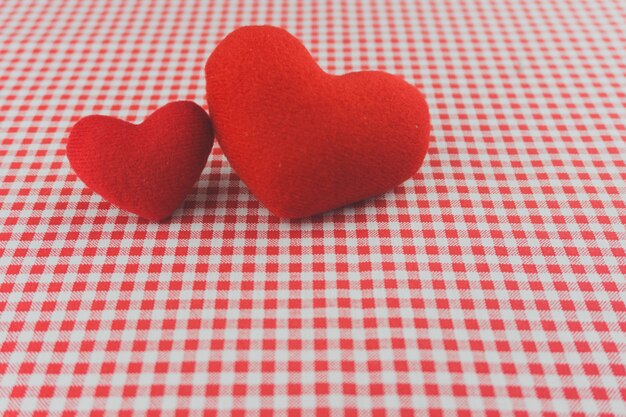 Corazones de peluche sobre un mantel a cuadros