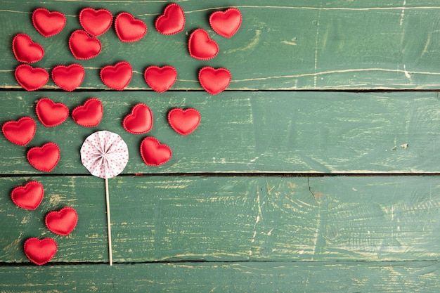 Corazones pequeños en mesa de madera verde