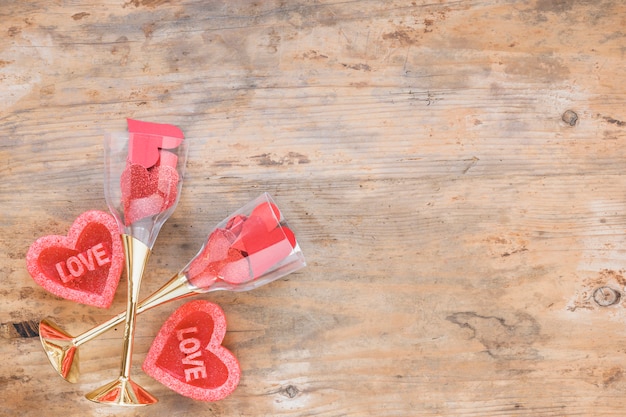 Corazones rojos en copas en mesa