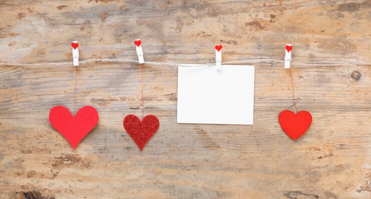 Foto gratuito corazones rojos con papel colgando de una cuerda