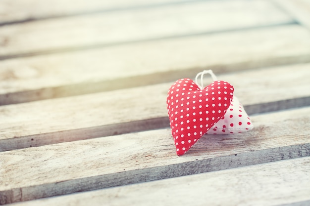 Corazones sobre una mesa de madera