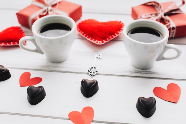 Foto gratuita corazones y tazas de café