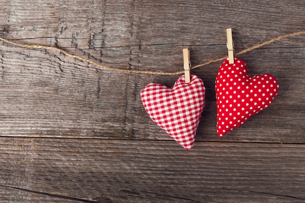 Corazones de textil día de San Valentín en madera