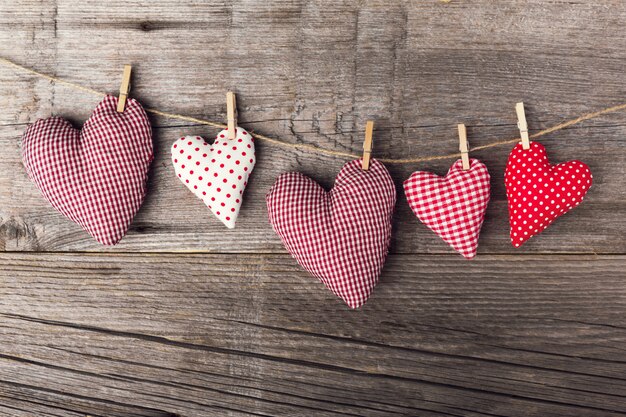 Corazones de textil día de San Valentín en madera