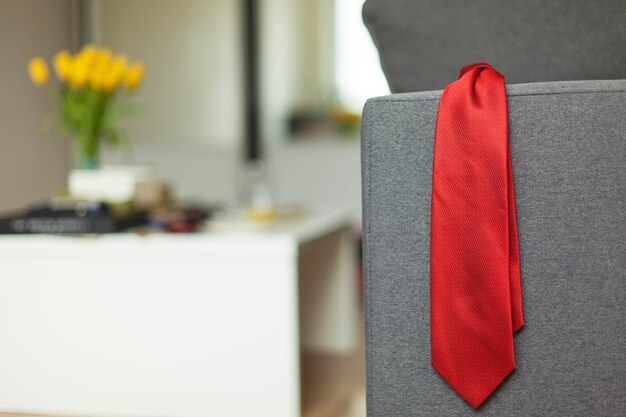 Corbata roja con fondo borroso