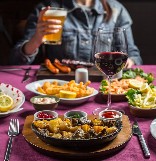 cordero frito con papas y champiñones servido con salsa de tomate, granada, eneldo