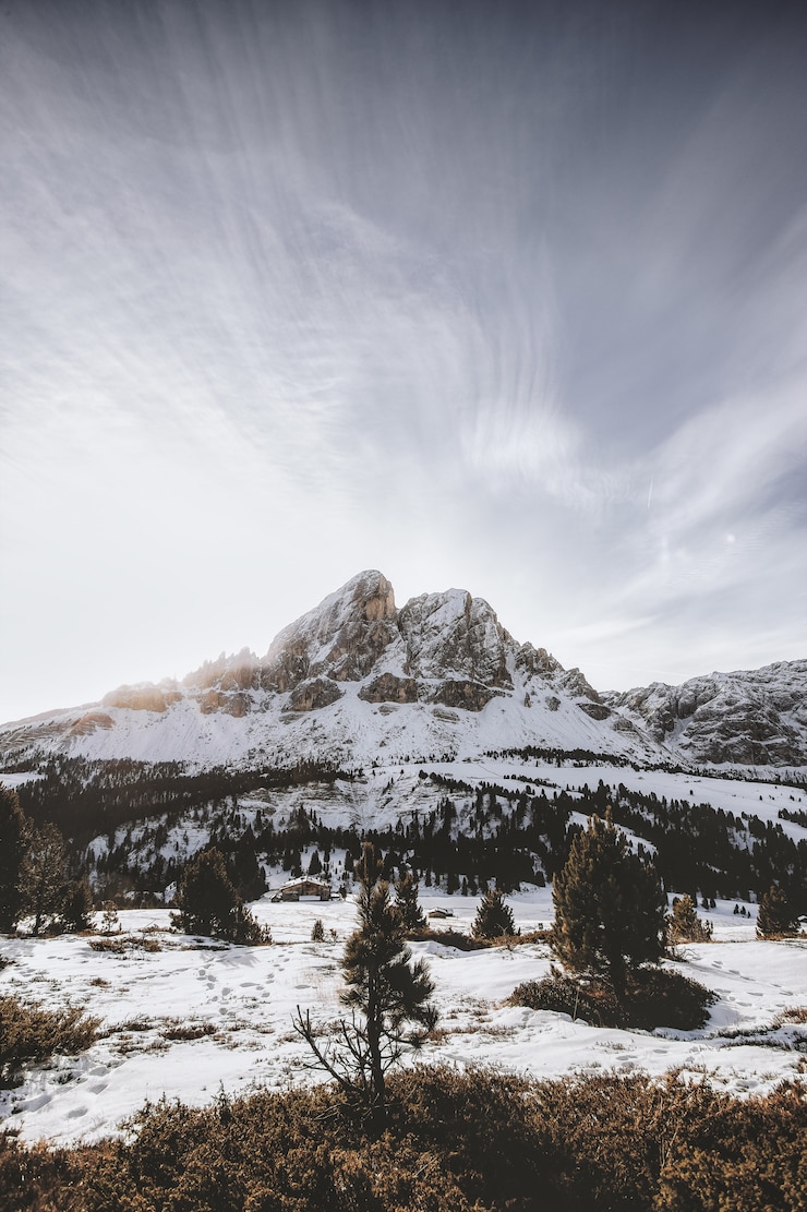 Foto gratuito cordillera cubierta de nieve