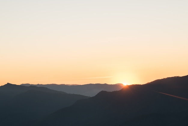 Foto gratuita cordillera en la mañana, silueta capa montaña.