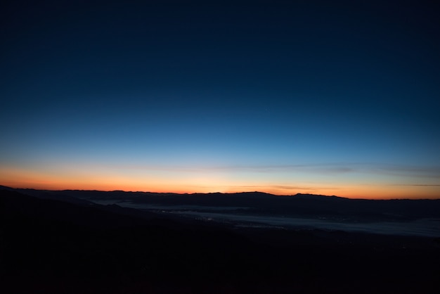 Cordillera en la mañana, silueta capa montaña.