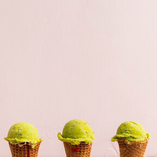 Cornetas de azúcar con helado verde.