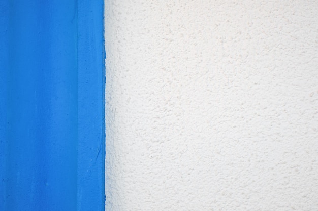 Foto gratuita cornisa de piedra azul de la ventana en la pared de piedra blanca de una casa griega típica un espacio para un texto o la idea de un fondo