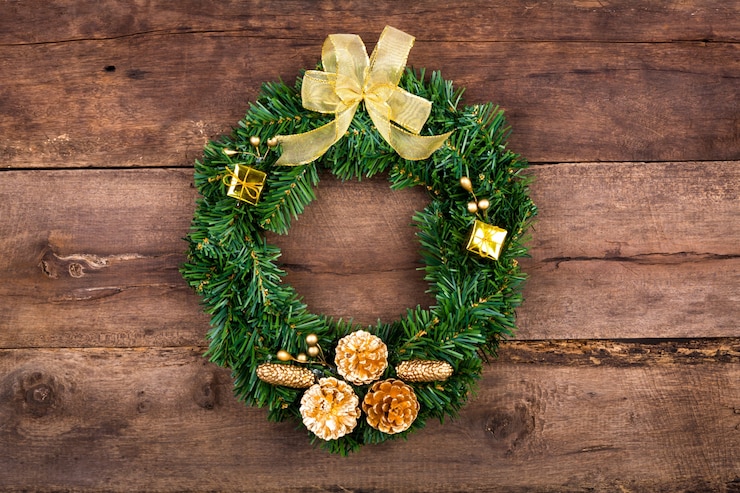 Foto gratuito corona de navidad sobre fondo de madera