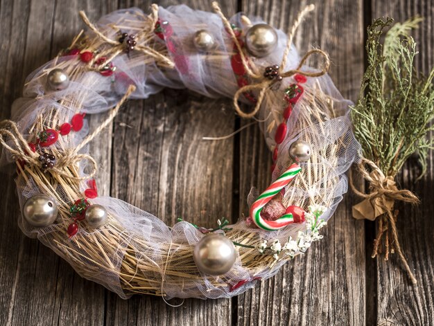 Corona de Navidad sobre fondo de madera