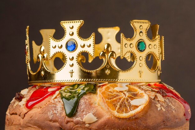 Corona de primer plano en el pastel de epifanía roscon de reyes