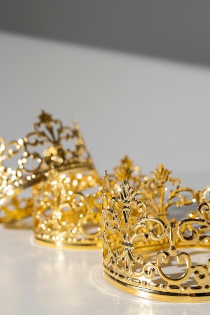 Coronas de oro del día de la epifanía con espacio de copia