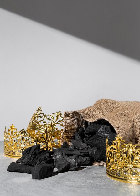 Coronas de oro del día de la epifanía con saco de carbón y espacio de copia