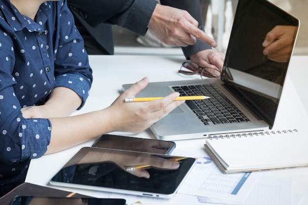 Corporación exitosa de equipo de negocios jóvenes