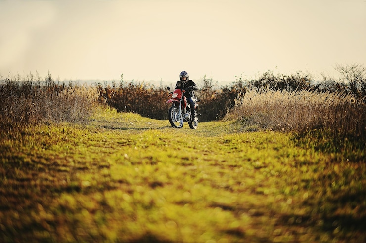 Foto gratuito corredor de enduro sentado en su motocicleta