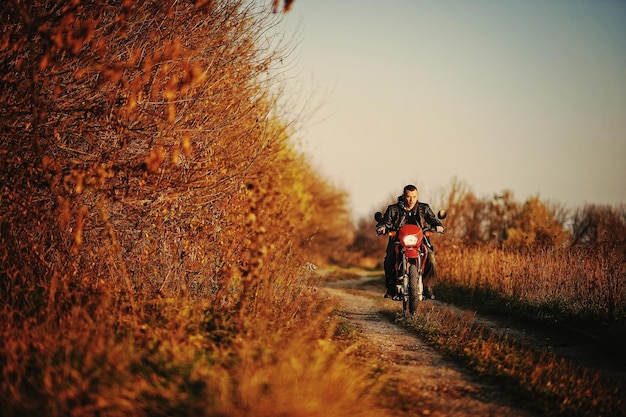 Foto gratuita corredor de enduro sentado en su motocicleta