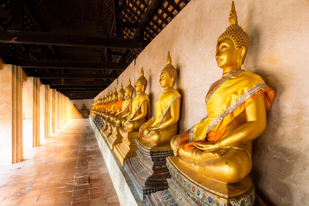 Corredor con estatuas de Buda en el templo Wat Phutthaisawan Ayutthaya Tailandia