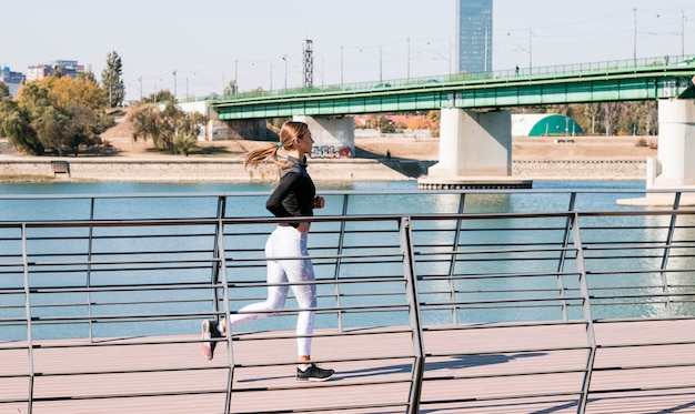 Foto gratuita corredor femenino sano activo que activa en al aire libre