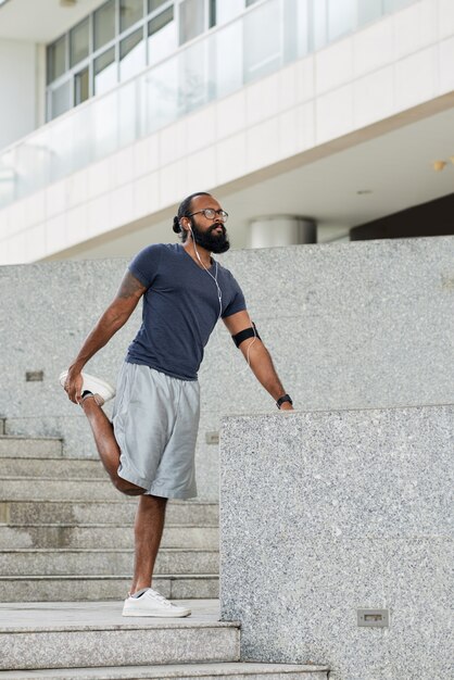 Corredor masculino estirando al aire libre