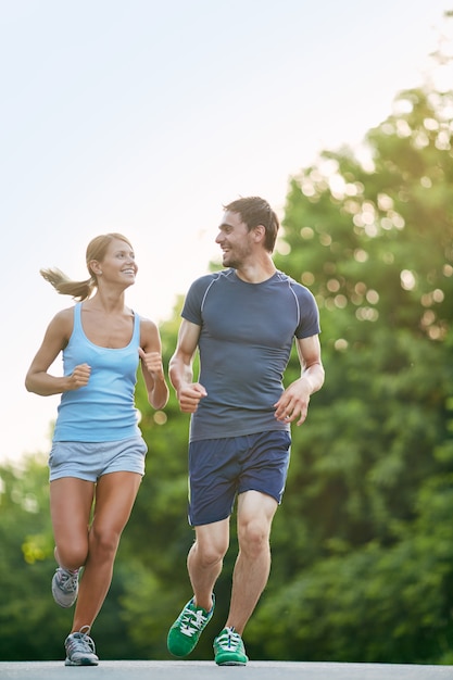 Corredores entrenando al aire libre