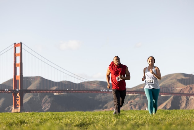 Foto gratuita corredores entrenando juntos