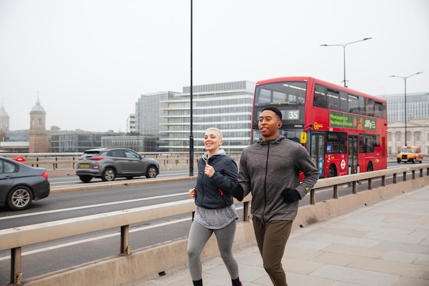 Foto gratuita corredores entrenando para maratón