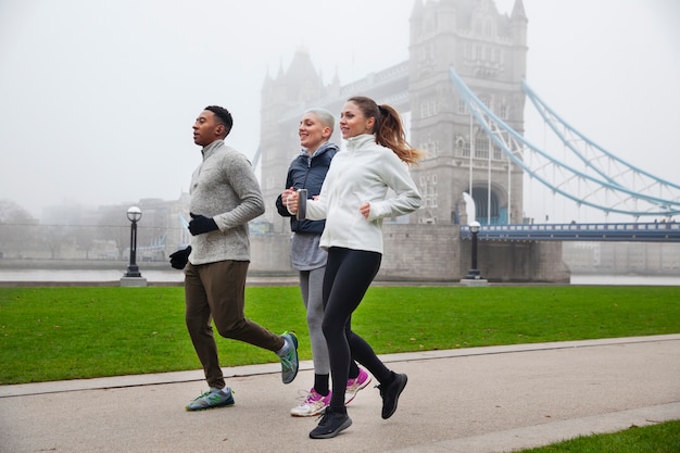 Corredores entrenando para maratón