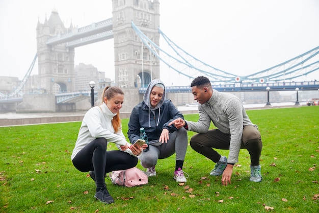 Foto gratuita corredores entrenando para maratón