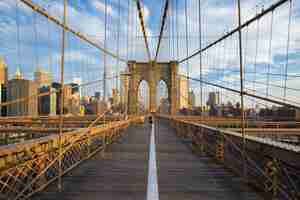 Foto gratuita corredores que viajan diariamente a manhattan por el puente de brooklyn. nueva york, estados unidos