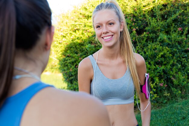 Correr chicas divirtiéndose en el parque.