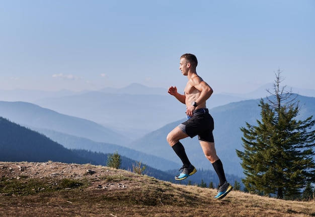 Correr cuesta arriba en las montañas en verano