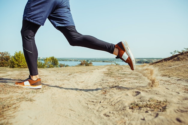 Correr deporte. Corredor de hombre corriendo al aire libre en la naturaleza escénica.