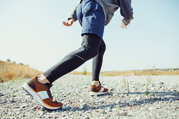 Correr deporte. Corredor de hombre corriendo al aire libre en la naturaleza escénica.