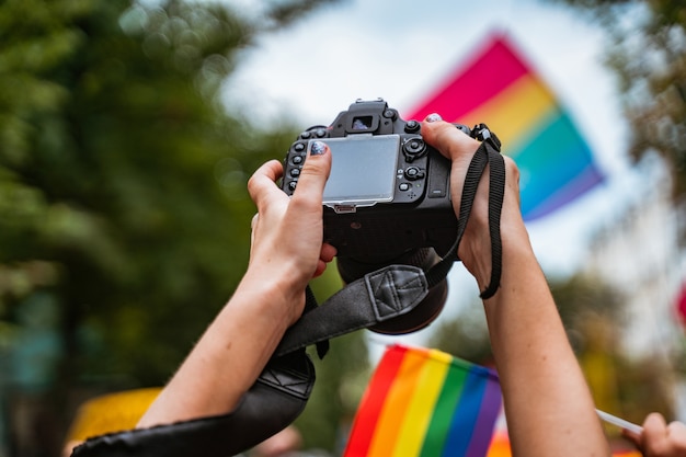 Foto gratuita el corresponsal toma una foto durante el desfile del orgullo gay