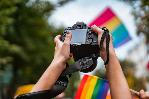 El corresponsal toma una foto durante el desfile del Orgullo Gay