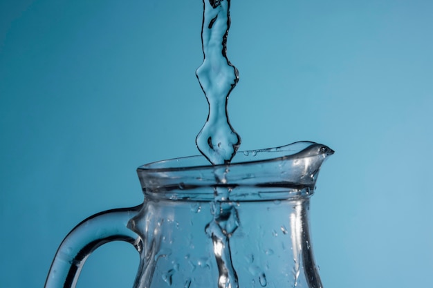 Foto gratuita corriente de agua que se vierte en una jarra