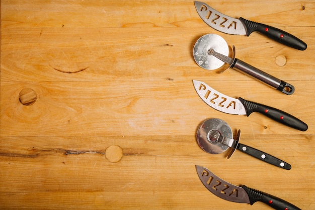 Foto gratuita cortadores de pizza y cuchillos